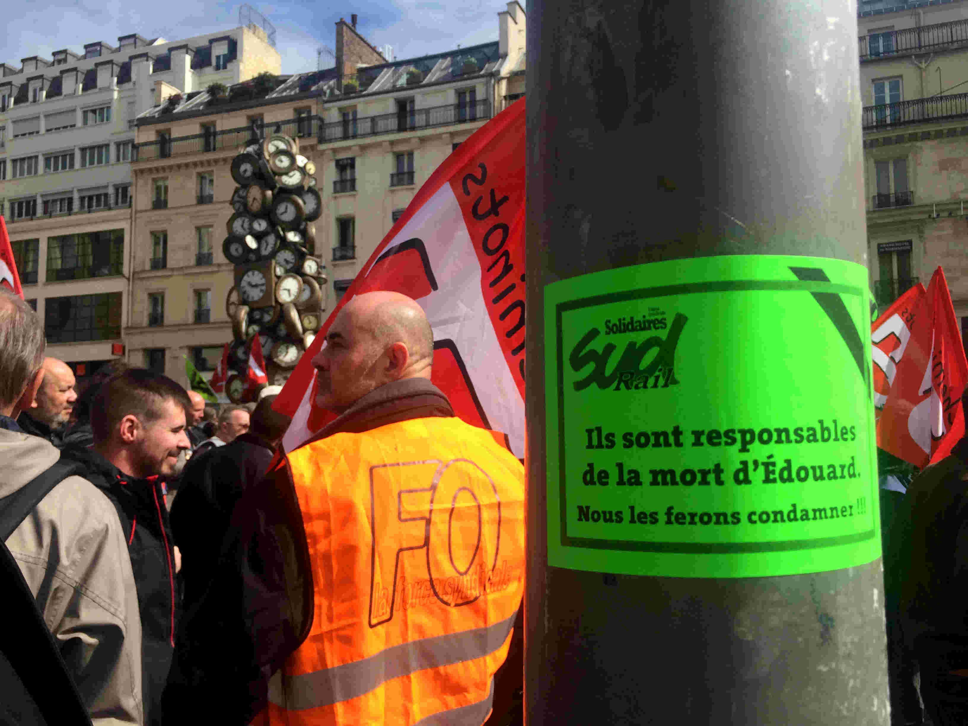 Mercredi 29 mars, devant la gare Saint-Lazare à Paris, rassemblement de quelques centaines d'agents SNCF en hommage à Édouard et contre les méthodes de management de la direction.