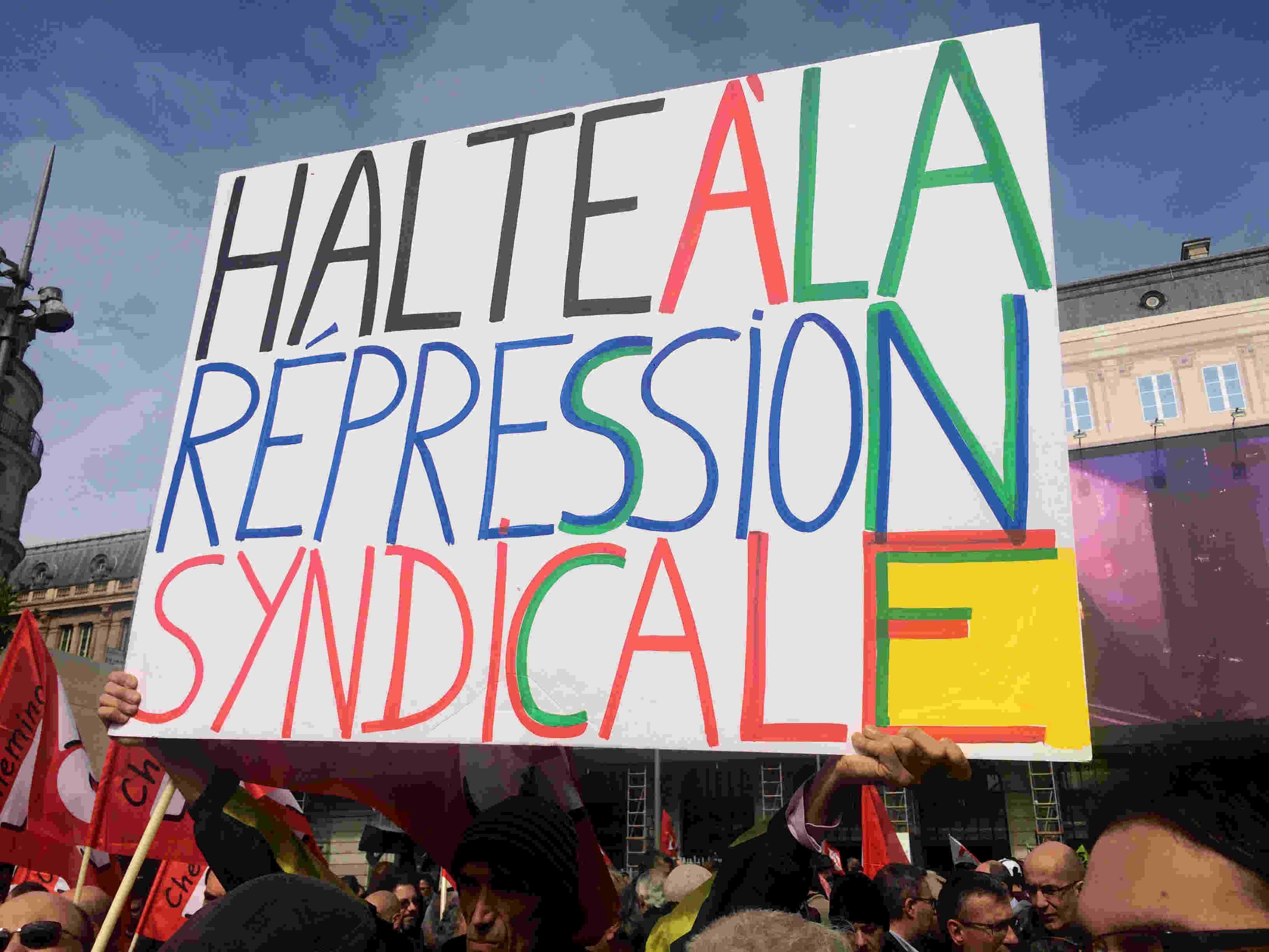 Des centaines de cheminots contre les méthodes de management de la direction de la SNCF, le mercredi 29 mars, devant la gare St Lazare à Paris.