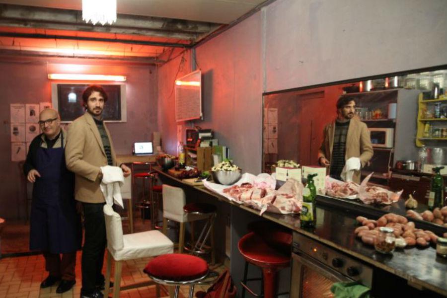 Il a fallu s'organiser pour faire la cuisine aux nouveaux arrivants. Ici, deux Italiens sont venus préparer du veau.