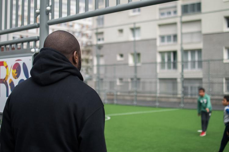 Les petits du quartiers viennent taper la balle