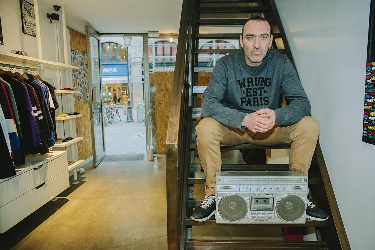 Ghetto blaster dans l'escalie