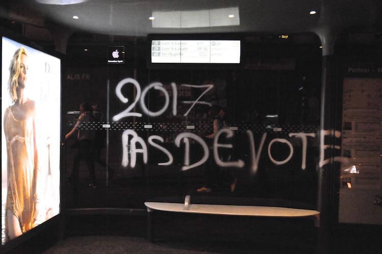 Calligraphie sur abribu