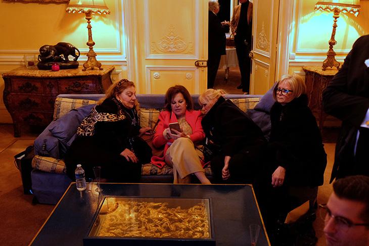 Jany Le Pen discute avec ses copines.