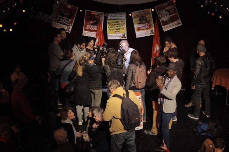 La petit "meute" de journalistes autour de Poutou. De nombreux médias accrédités ne sont finalement pas venus. 