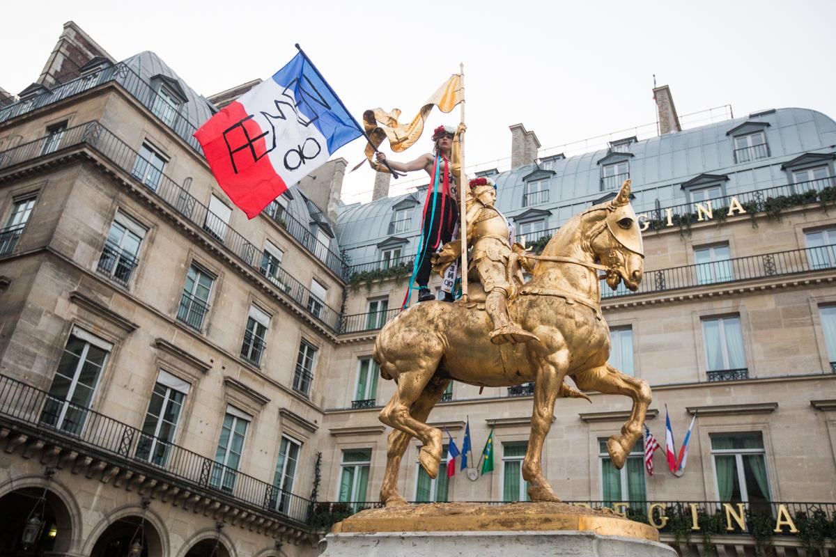 Marine Le Pen, FEMEN t’écrit du haut de la statue de Jeanne d’Arc