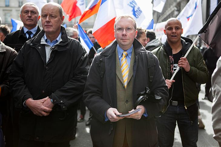 Carl Lang (PDF), Alain Escada (Civitas) et un militant de La Dissidence Française défilent de front.