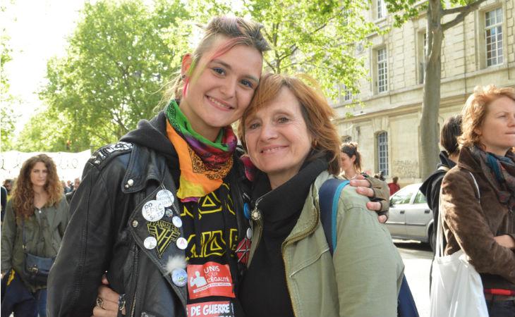 Béatrice et sa fille Leelou manifestent ensemble derrière le cortège CNT