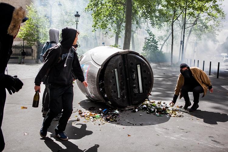 Les bouteilles servent de projectiles contre les hommes en ble