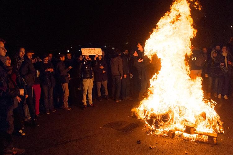 De retour de l'apéro chez Valls, les militants allument un feu de joi