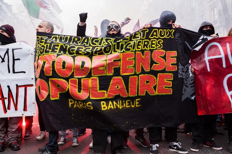 Les antifas défilent contre les violences policières