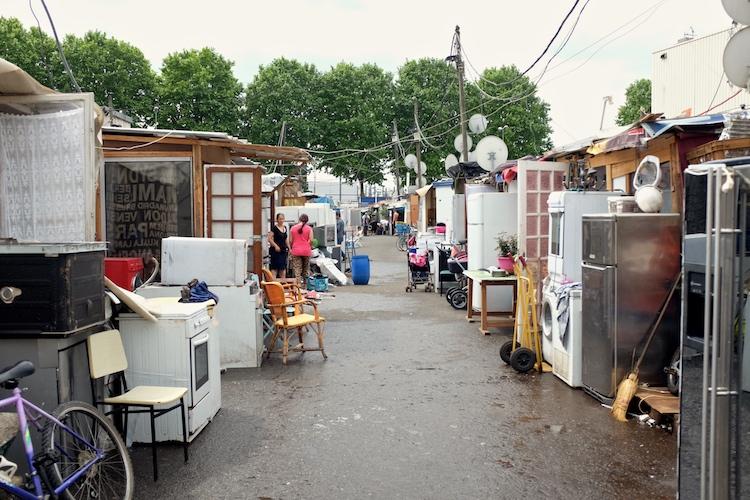 En octobre 2012, une poignée de famille s’installait sur ce petit terrain, siège autrefois d’une concession automobile.