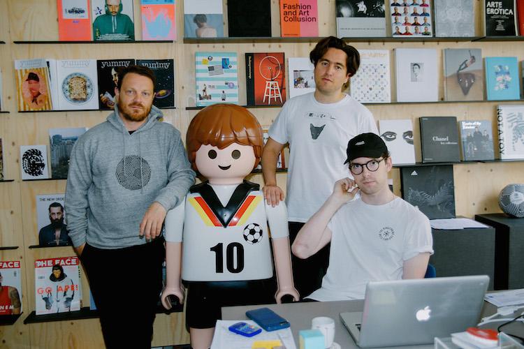 Les fondateurs et un Playmobil allemand