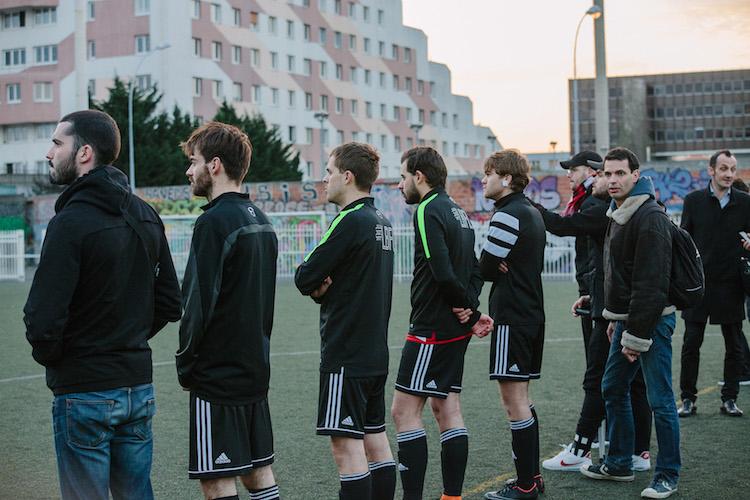 Il y a foule sur le bord du terrai