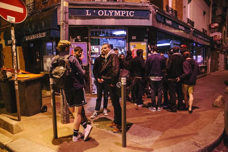 Devant l'Olympic, le bar du Red Sta
