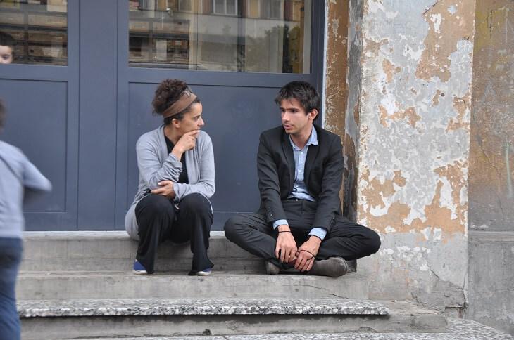 En tailleur-costard.