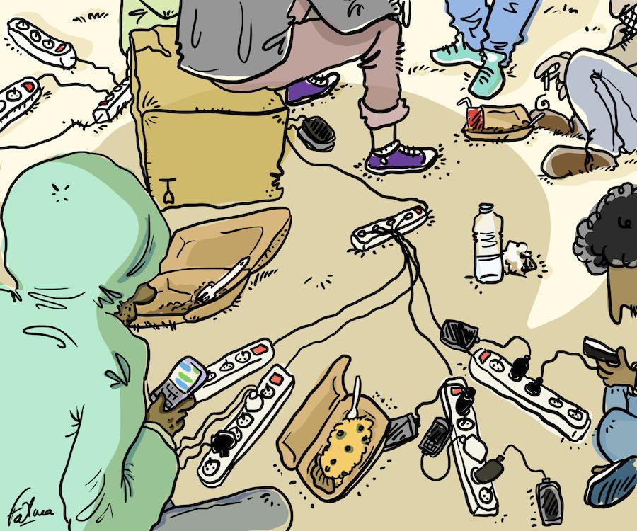 A l’accueil de jour du Secours Catholique, les exilés viennent taper le carton ou recharger leur téléphon