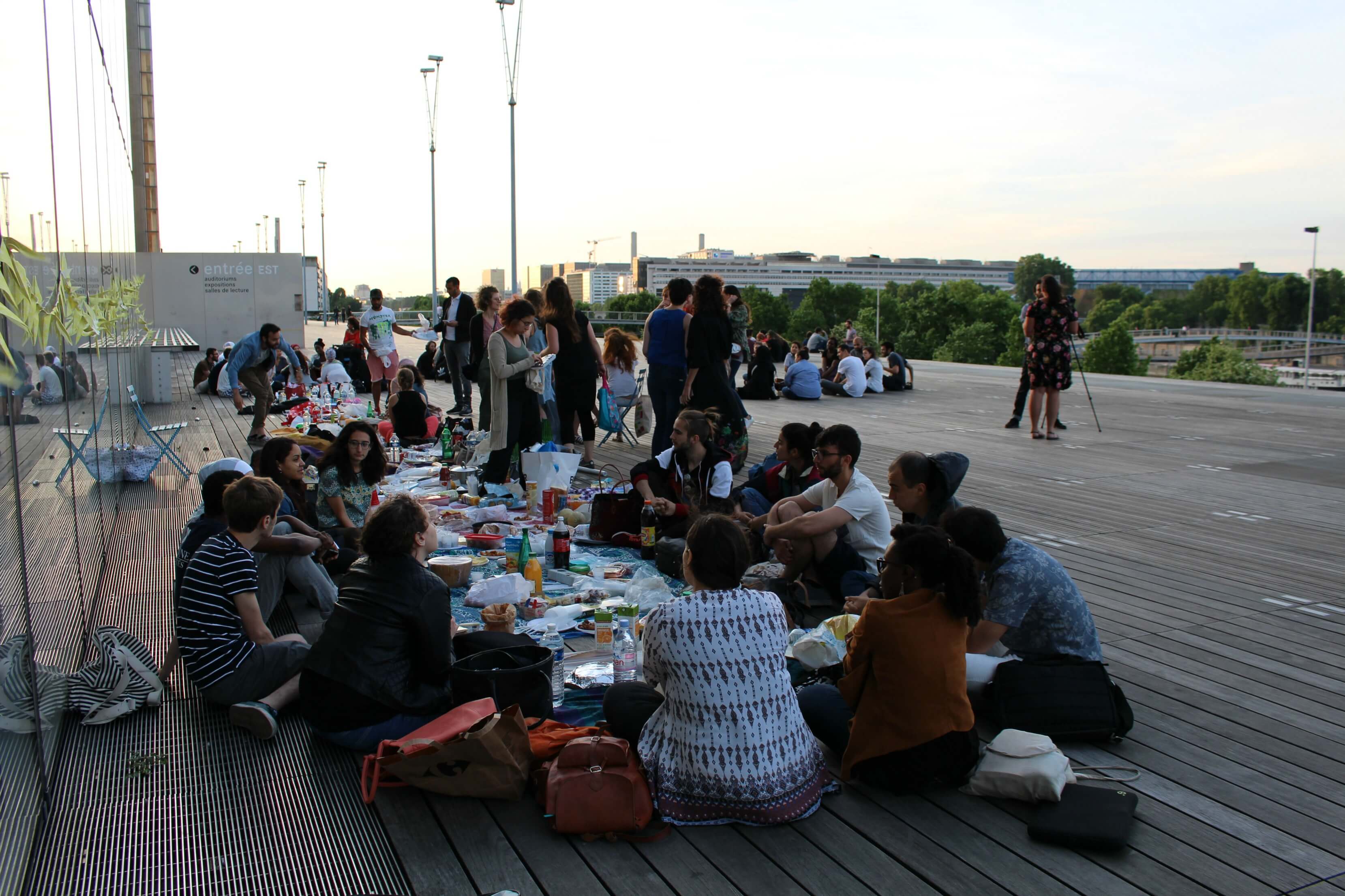 21h. Les gens arrivent doucement