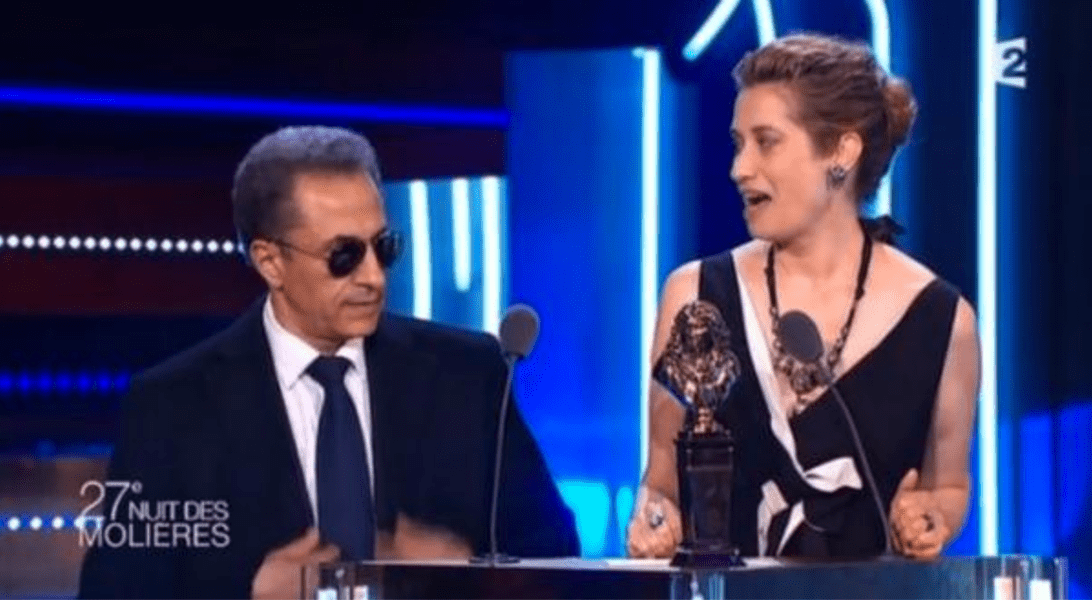 Il se retrouve à donner un prix aux Molières 2015 avec Emmanuelle Devos