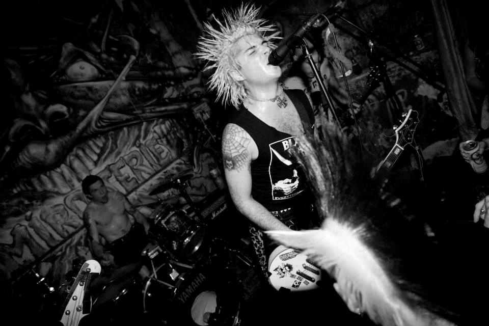 Un concert de punk-rock à la Miroiterie, avant fermeture.