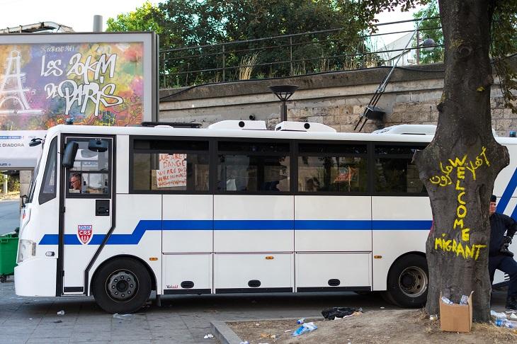 Les bus sont garés plus loin, à l'abris des regard