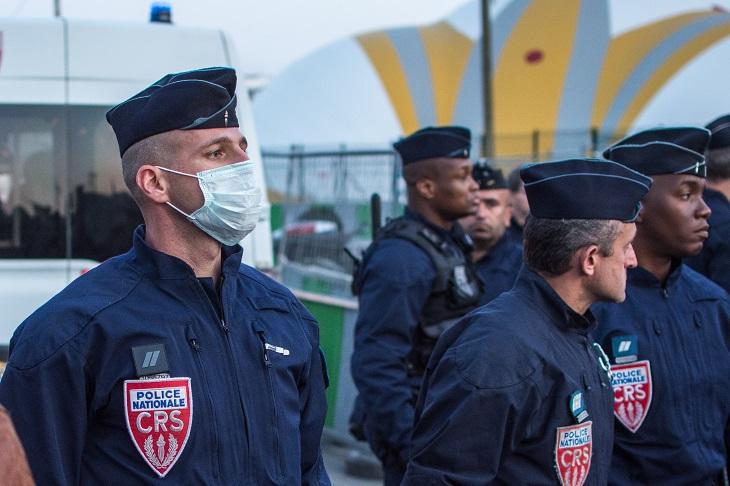 Un CRS porte un masque