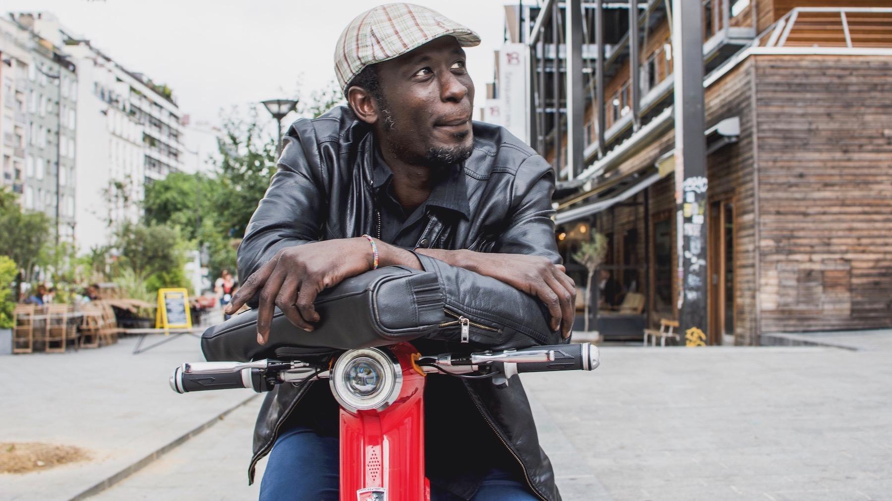 Ghandi, le flûtiste soudanais qui joue pour les réfugiés