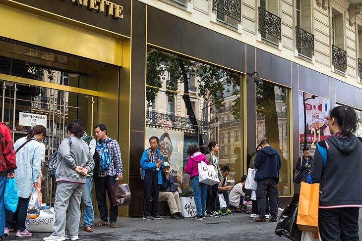 « Ils achètent un maximum de sacs pour rembourser le voyage et se faire quelques extras. 