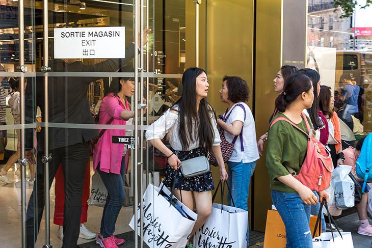 Les files d’attente ne désemplissent pas devant la boutique Louis Vuitton.