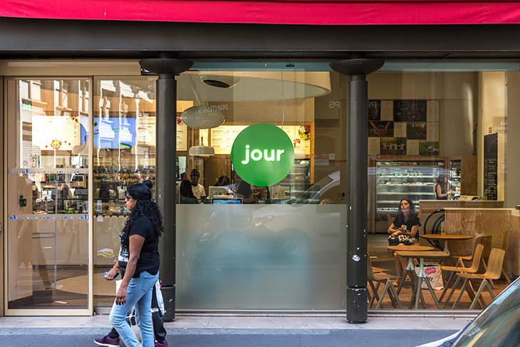 Installés dans un café des Galeries Lafayette, ils listent les produits achetés.