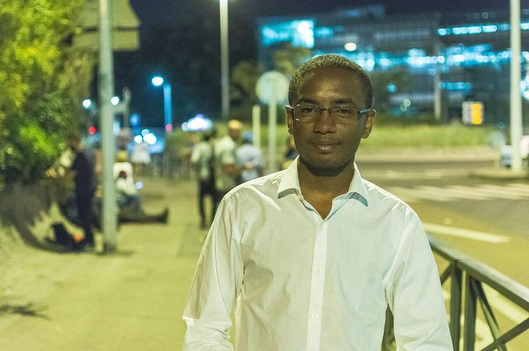 Adoum et sa chemise blanche