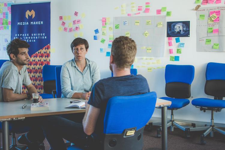 2 journalistes et des post-it