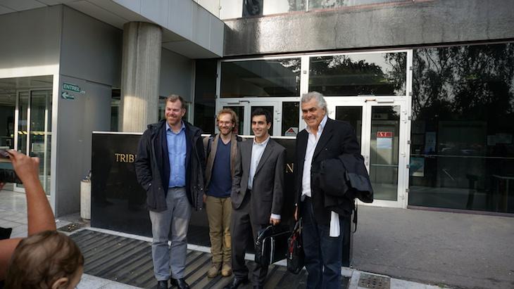 Les deux étudiants prennent la pause pour les photographes.
