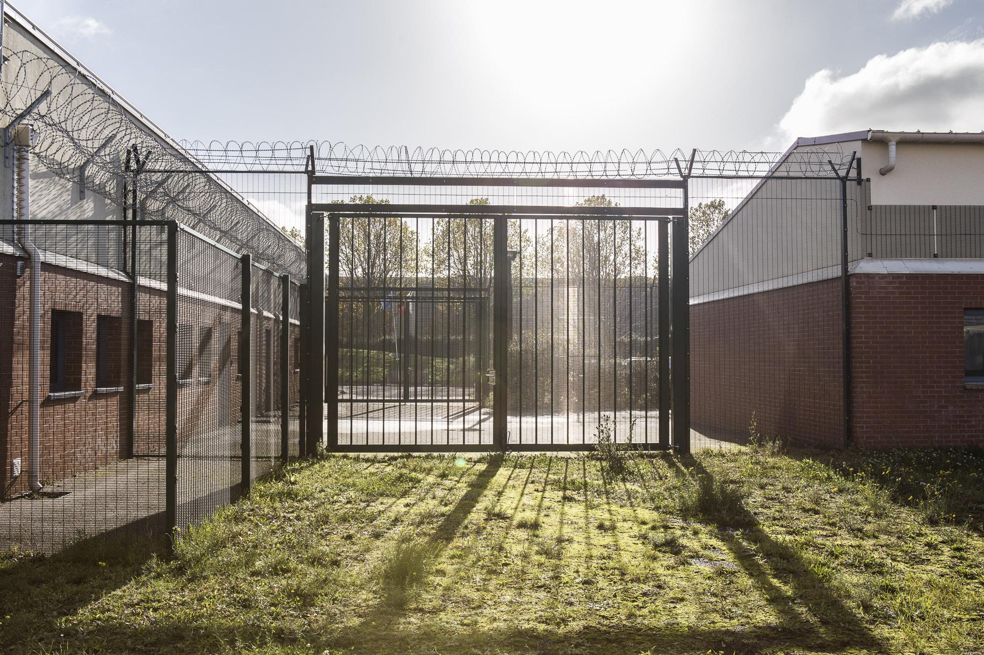 Les imposants grilles d'entrée de la cour du CRA