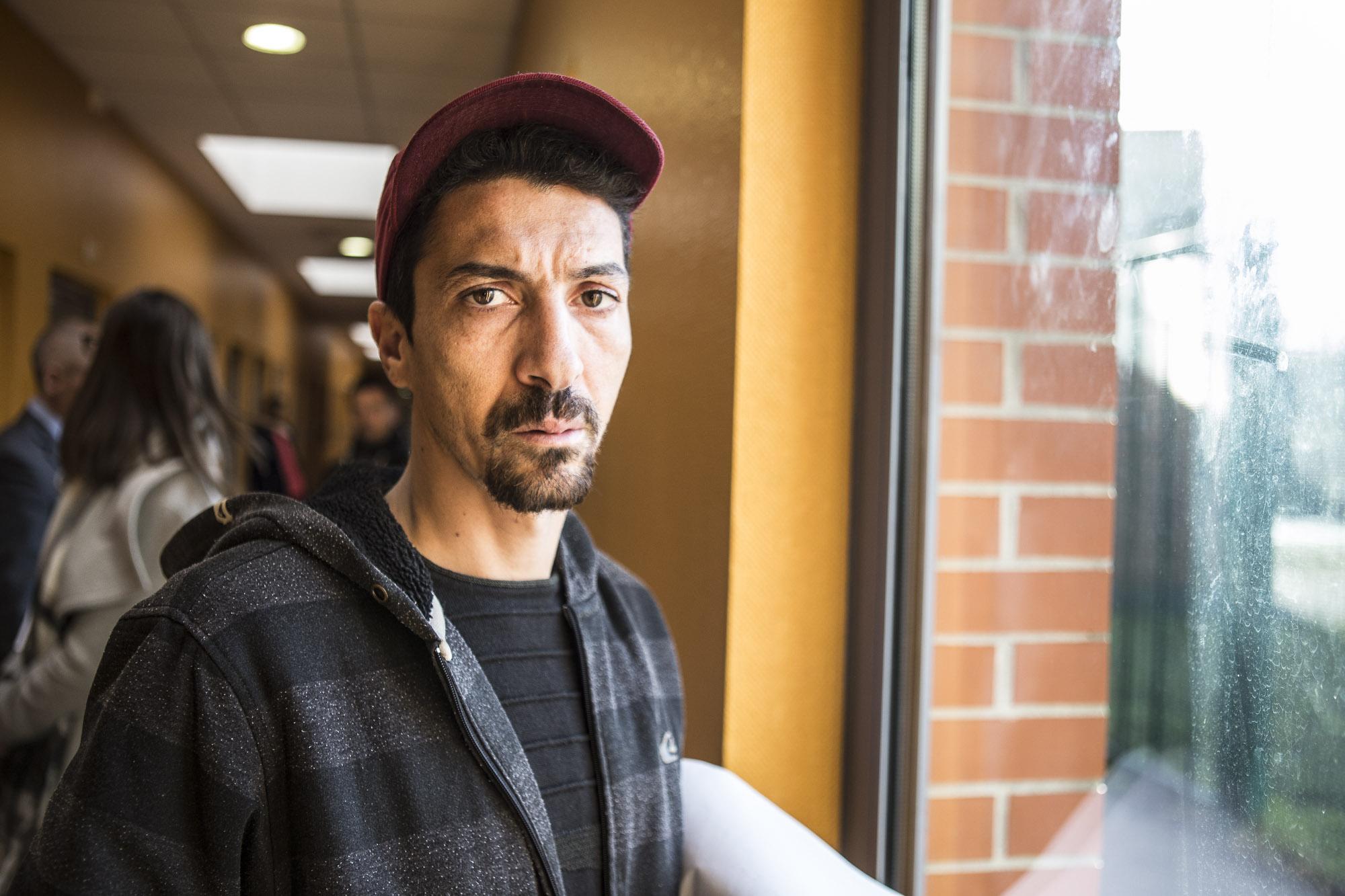 Atef dans les couloirs du Centre de rétention administrative du Mesnil-Amelot
