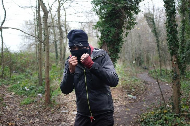 Ce réfugié afghan a passé la nuit dans la forêt.