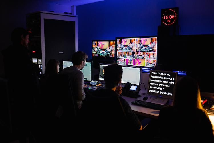 En coulisse, ça bûche 