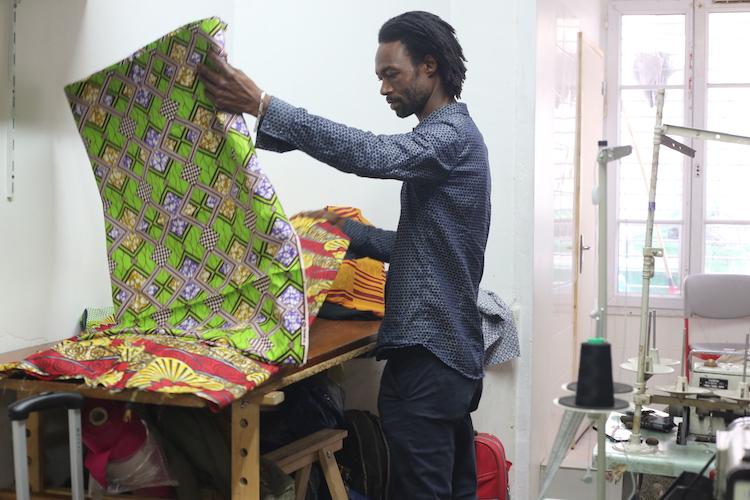 Boubacar hésite entre 2 tissus