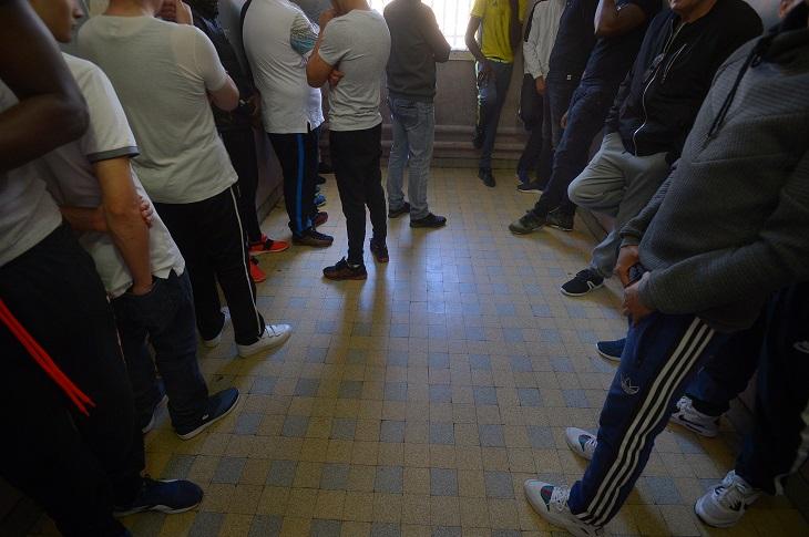 Les détenus passent des heures dans cette sale, sans latrines.