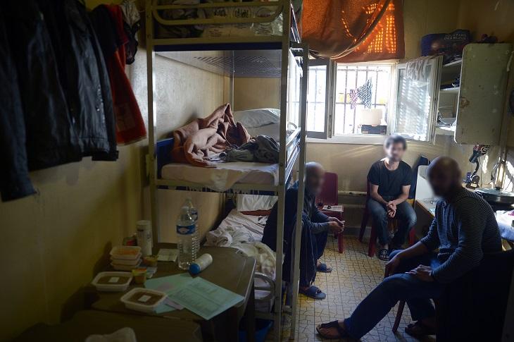 La prison est constamment surpeuplée.