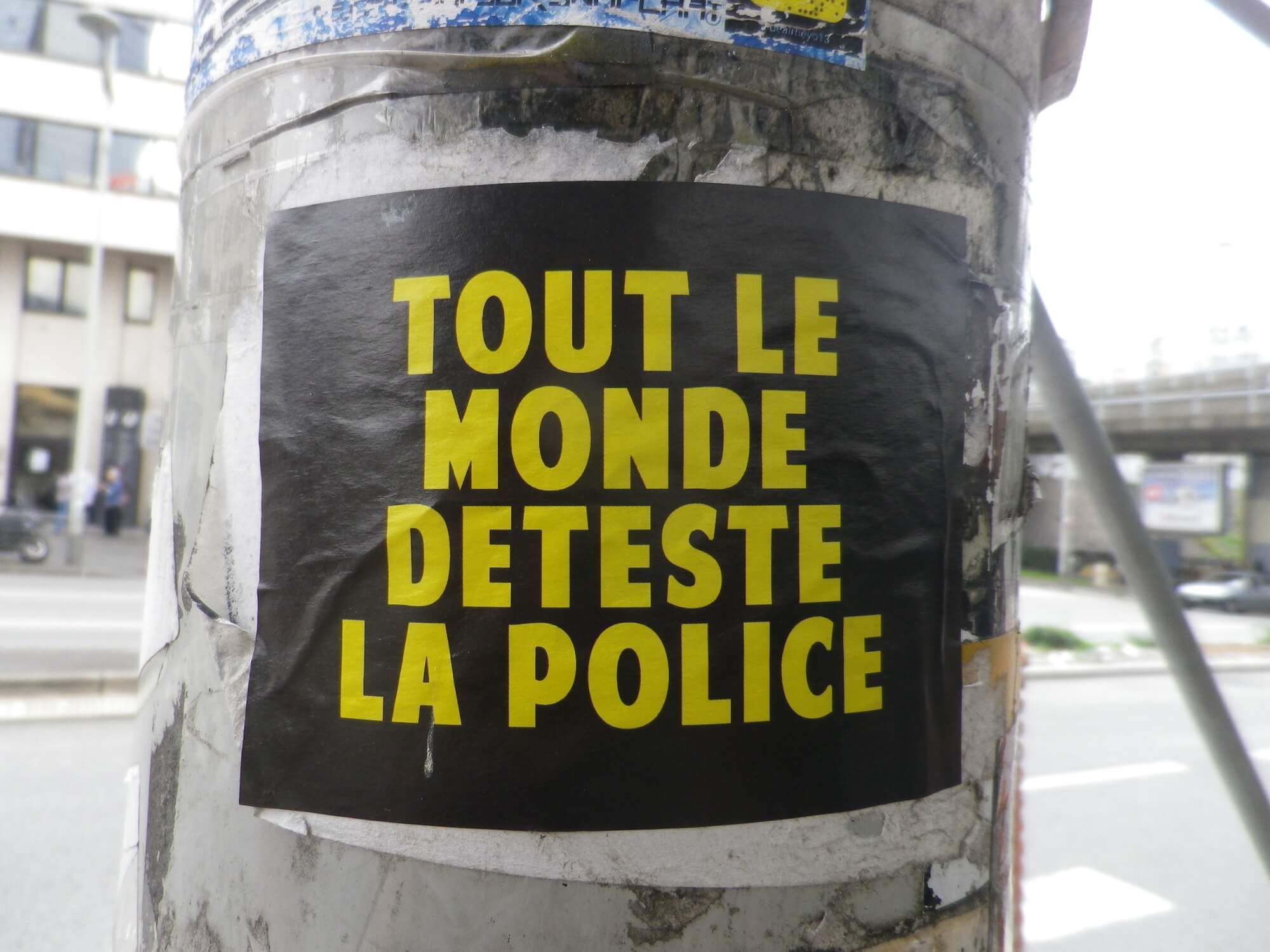 Jugée pour avoir scandé « tout le monde déteste la police »
