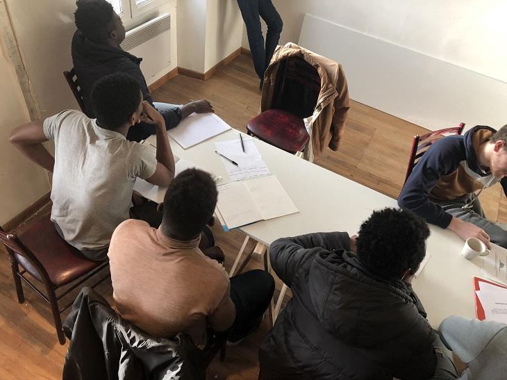 Leçon de français pour les jeunes exilés.