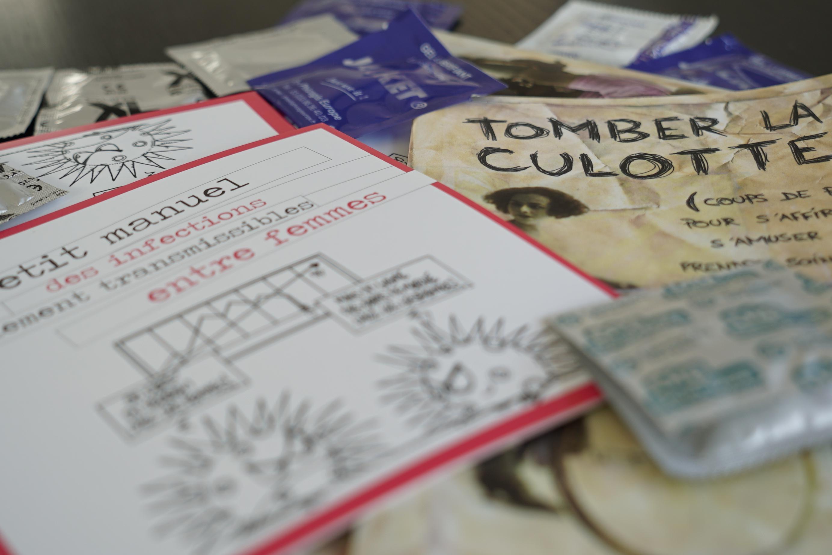 Des assos ont créées des brochures sur la santé sexuelle à destination des lesbiennes. Crédit : Manon Walquan