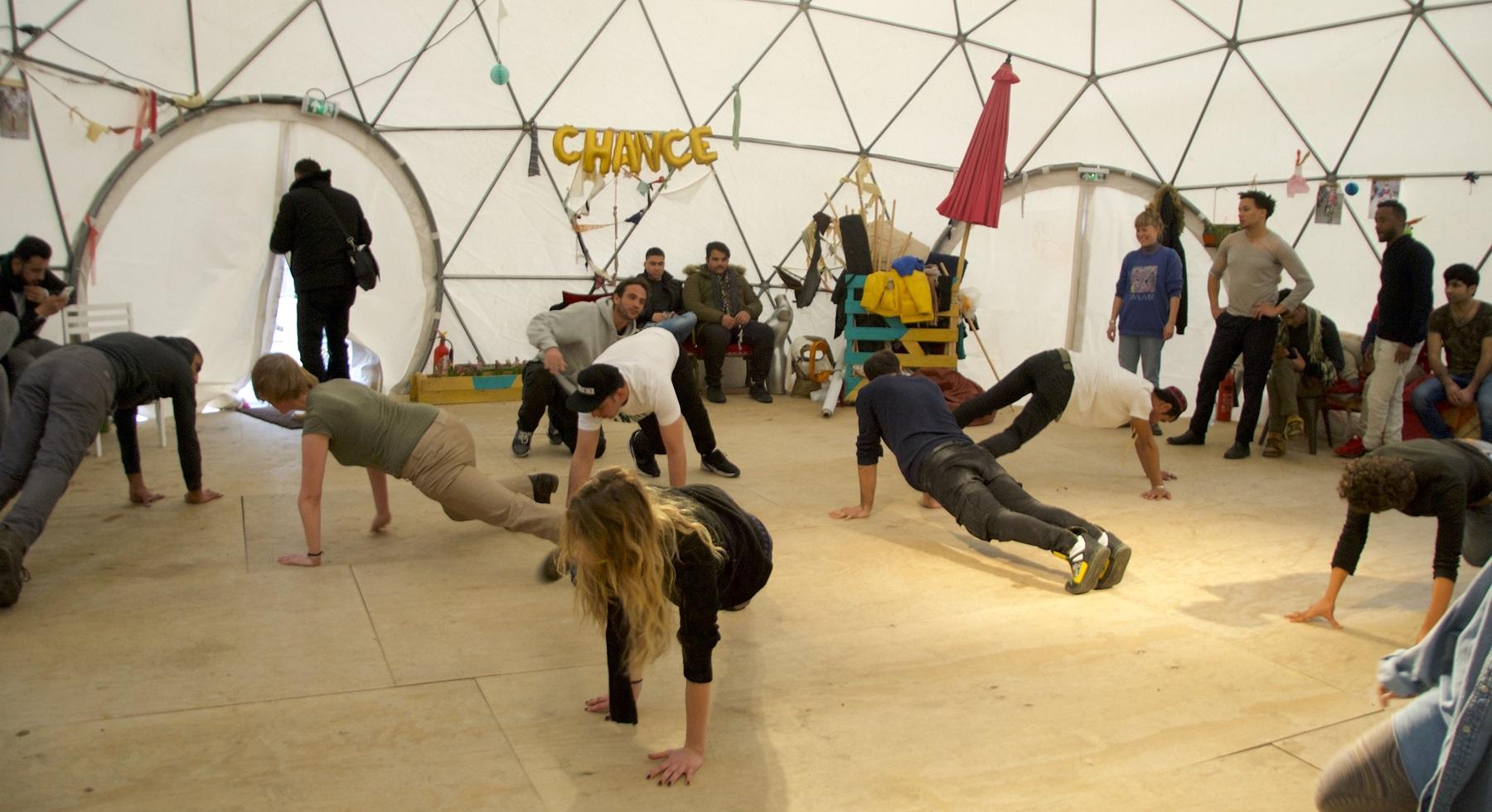 Hip hop et danse afghane avec les réfugiés de la Porte de la Chapelle