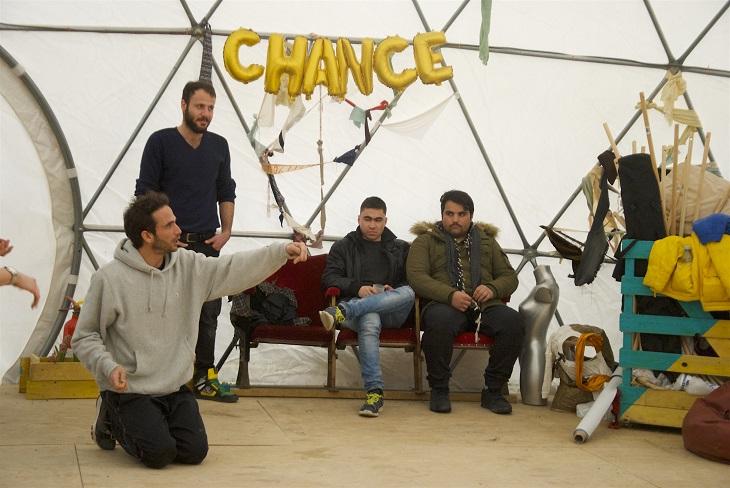 Medhi, danseur professionnel, explique un mouvement.