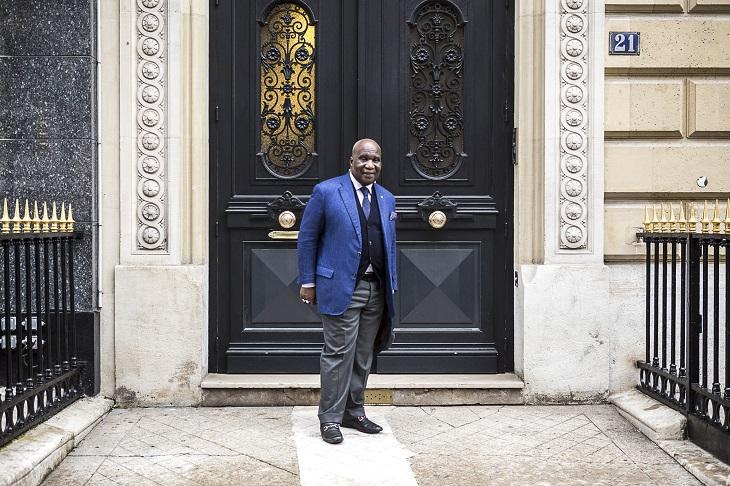 Devant le 21 avenue Montaigne