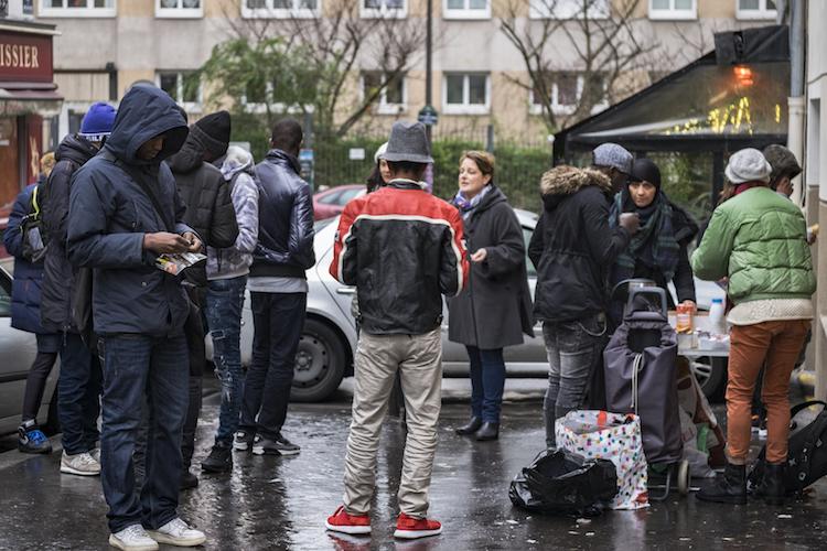 Certains jeunes se retrouvent à la ru
