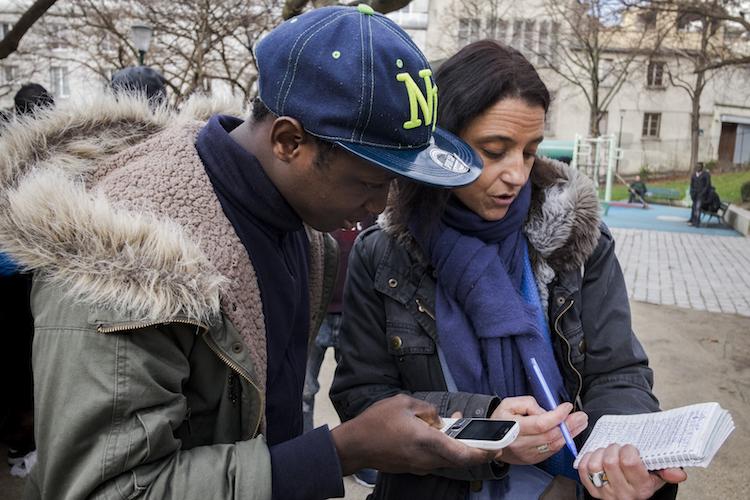 La bénévole Agathe Nadimi aide les jeunes à trouver un toi