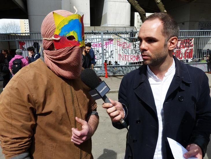 Au micro de France Info, devant la fac