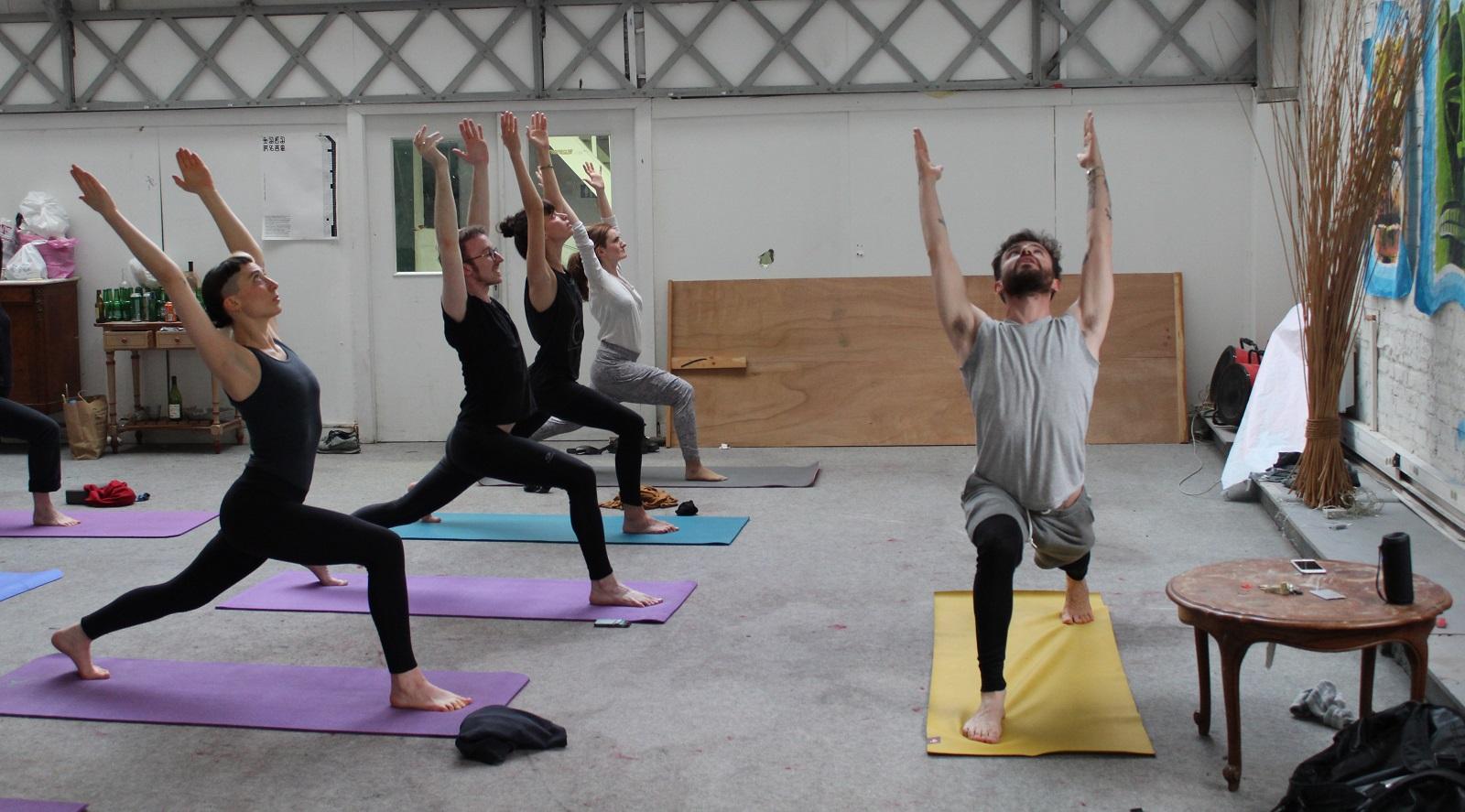 Des cours de yoga queer, en langue des signes ou pour exilées lesbiennes