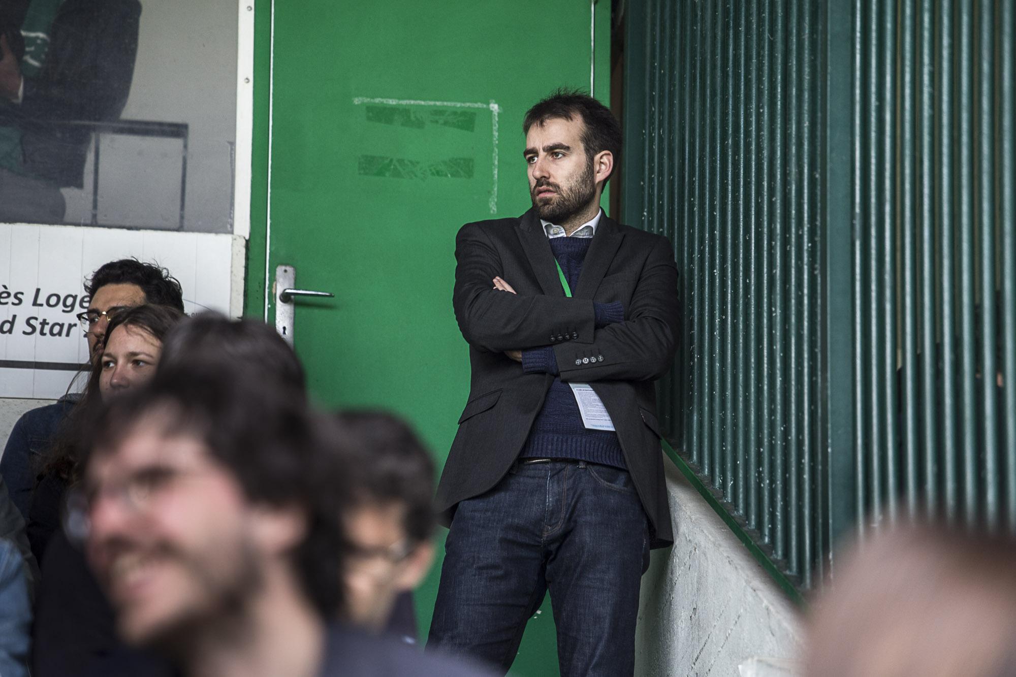 Les bras croisés, en tribune